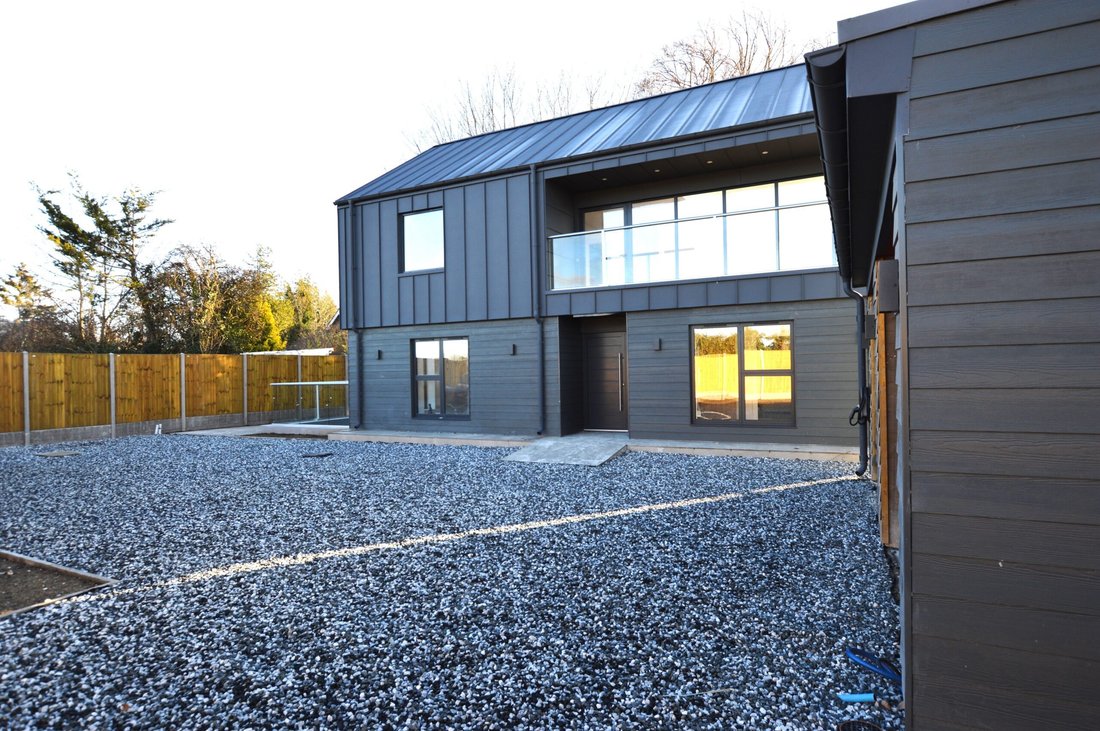 House in Tongham, England 3 - 17476015