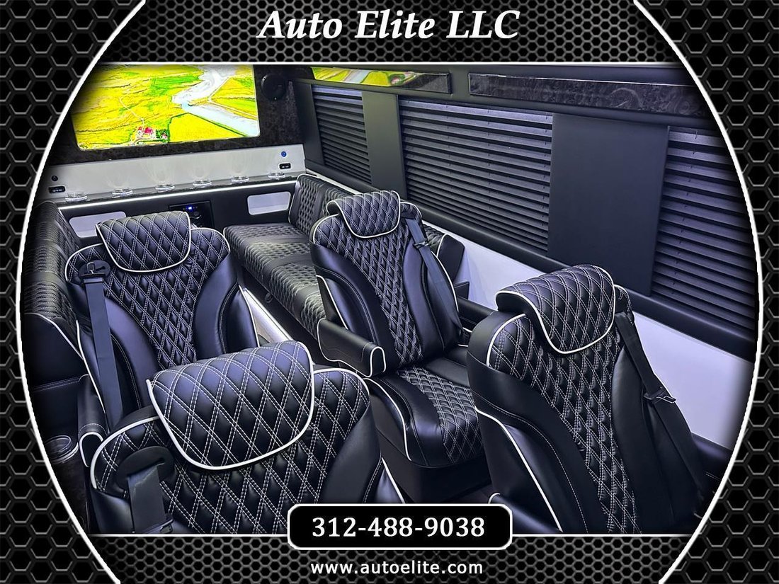 Limousine in Elkhart, Indiana, United States 1 - 12950030