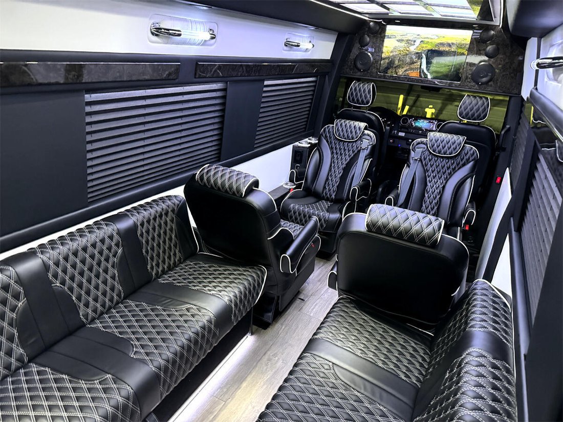 Limousine in Elkhart, Indiana, United States 4 - 12950030
