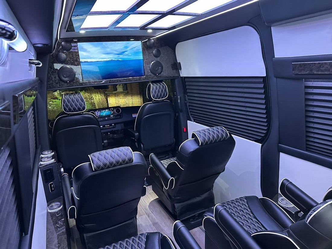 Limousine in Elkhart, Indiana, United States 2 - 12950030