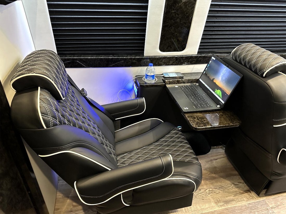 Limousine in Elkhart, Indiana, United States 5 - 12949933