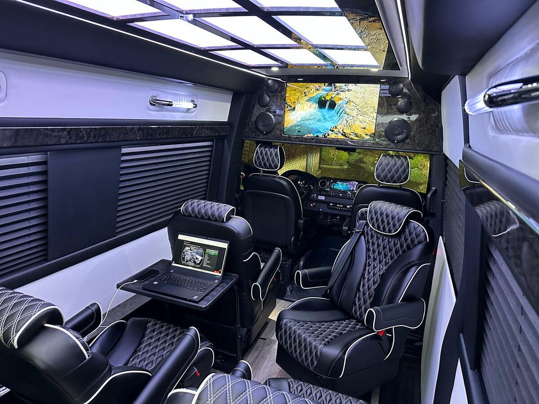 Limousine in Elkhart, Indiana, United States 3 - 12950030