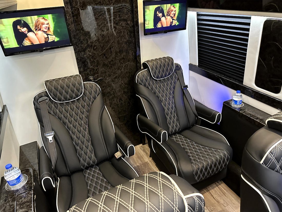 Limousine in Elkhart, Indiana, United States 4 - 12949933