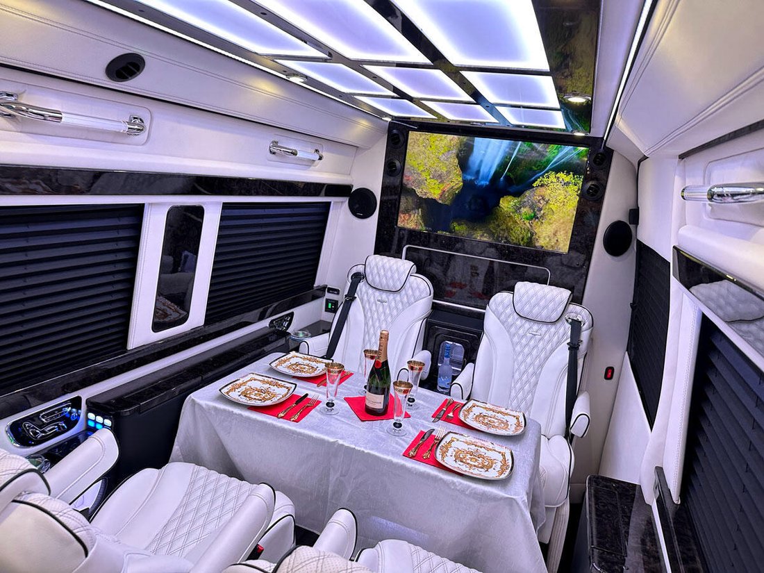 Limousine in Elkhart, Indiana, United States 3 - 12950008