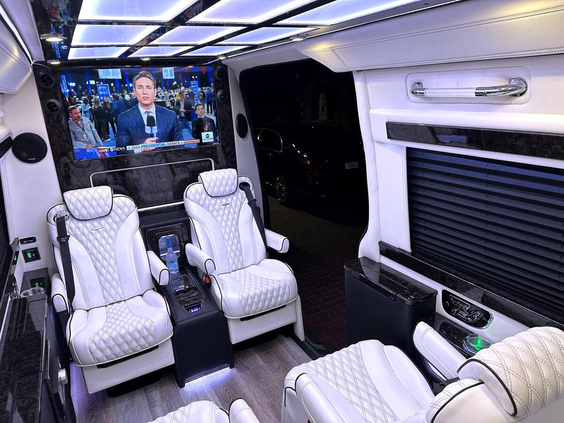 Limousine in Elkhart, Indiana, United States 2 - 12950008