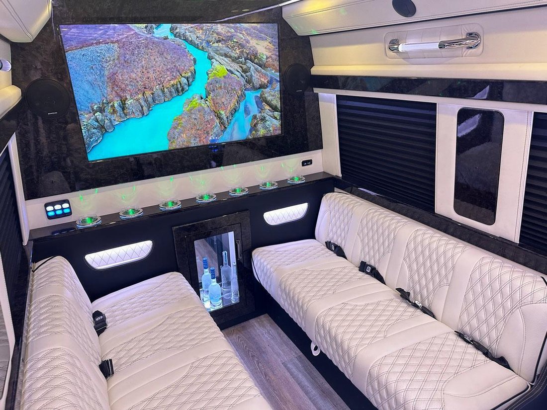 Limousine in Elkhart, Indiana, United States 4 - 12950008