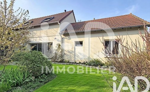 House in Charlemagne, Maisons-Laffitte, France 1