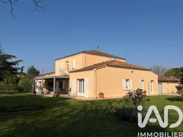House in Saint-Seurin-de-Cursac, Nouvelle-Aquitaine, France 1 - 17446265