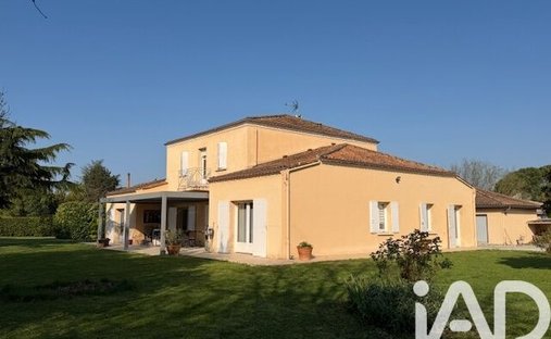House in Saint-Seurin-de-Cursac, Nouvelle-Aquitaine, France 1