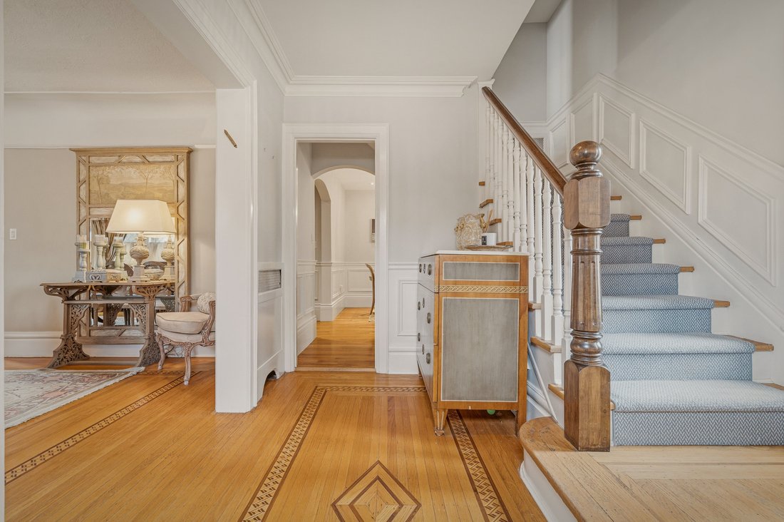 House in Hamilton, Ontario, Canada 5 - 17483418