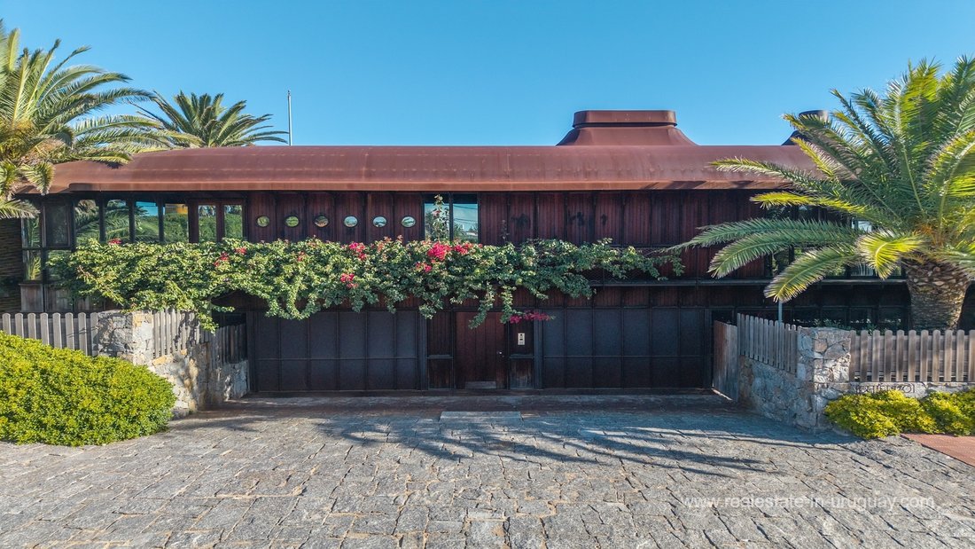 Villa in Punta del Este, Maldonado Department, Uruguay 1 - 17483154