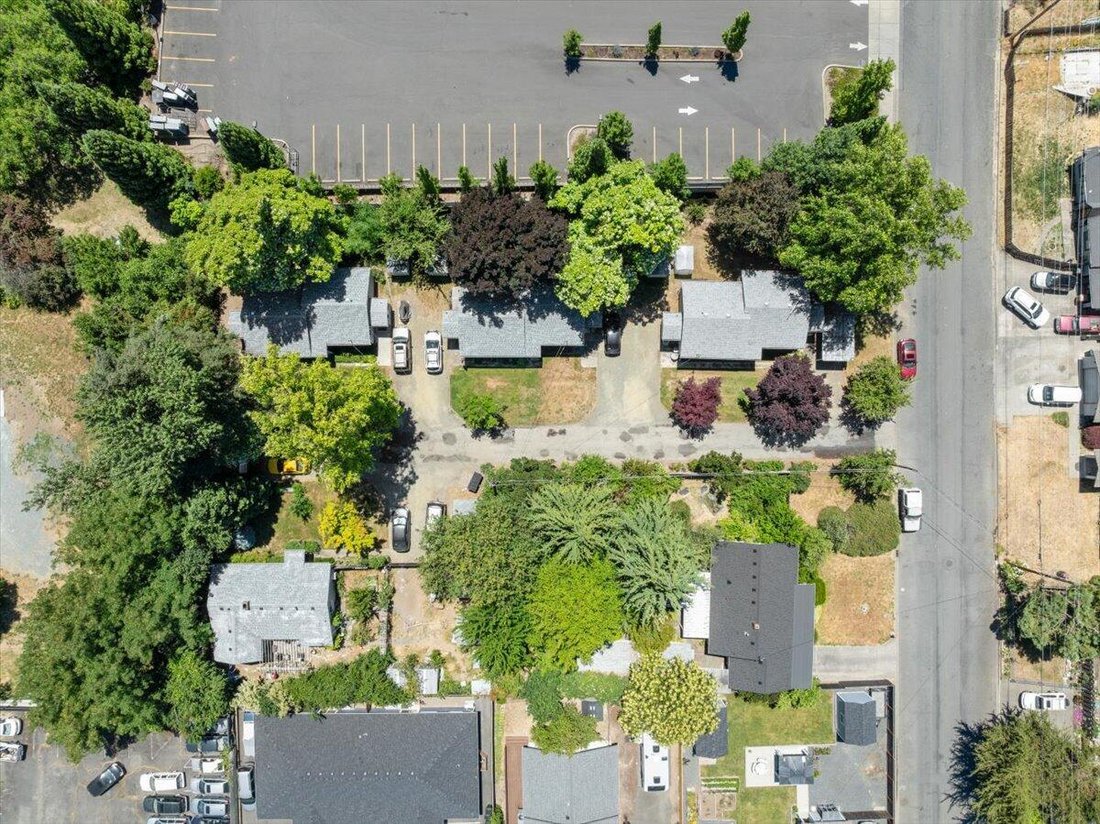 Grants Pass, Oregon, United States 2 - 17484198
