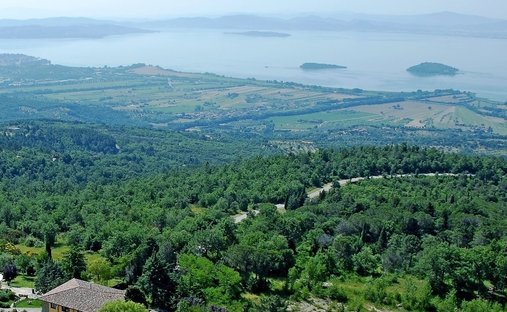 Villa in Tuoro sul Trasimeno, Umbria, Italy 1