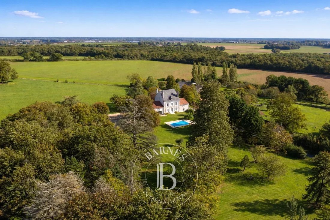 Estate in Poitiers, Nouvelle-Aquitaine, France 5 - 13991102
