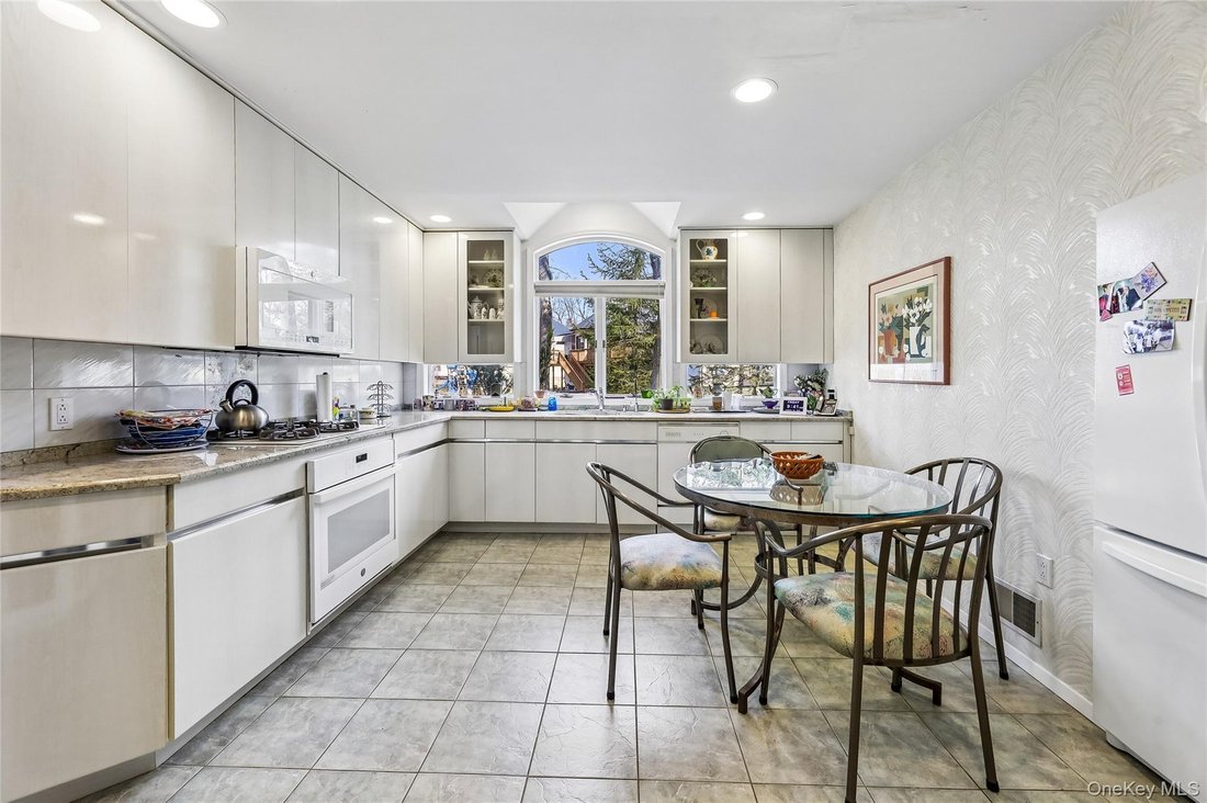 House in Airmont, New York, United States 5 - 17479275