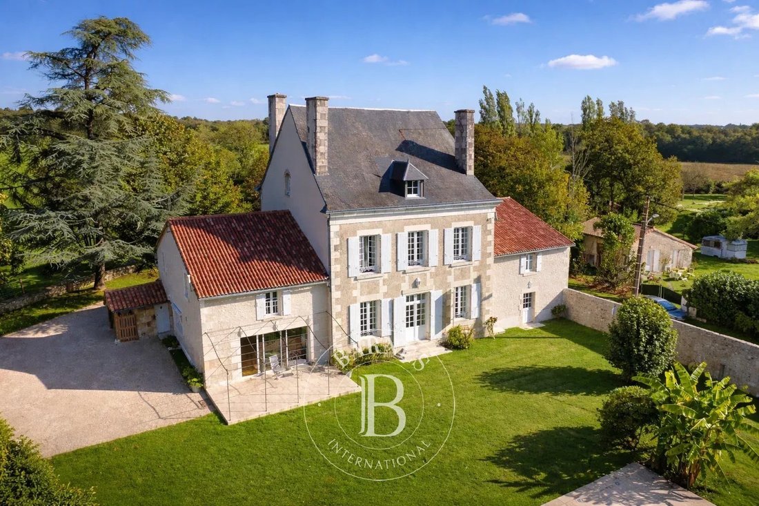 Estate in Poitiers, Nouvelle-Aquitaine, France 1 - 13991102