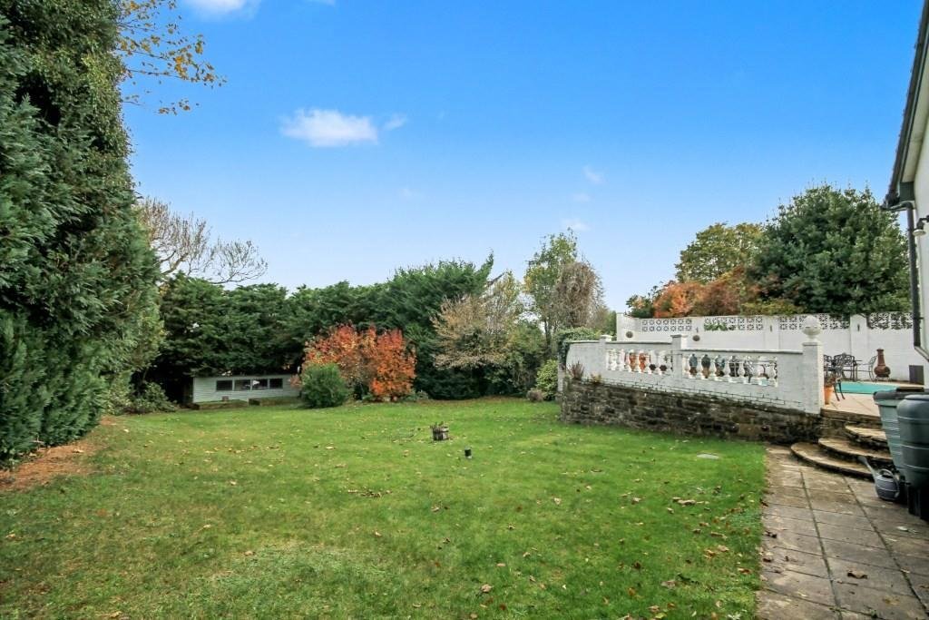 Bungalow in Great Bookham, England 2 - 17484367