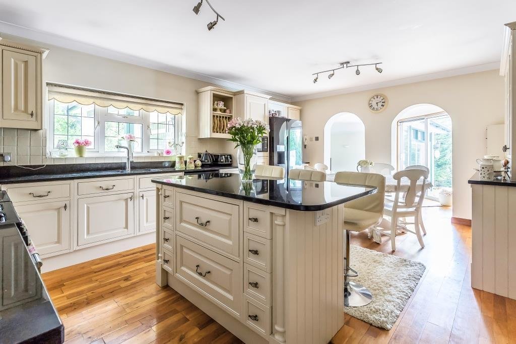 Bungalow in Great Bookham, England 4 - 17484367