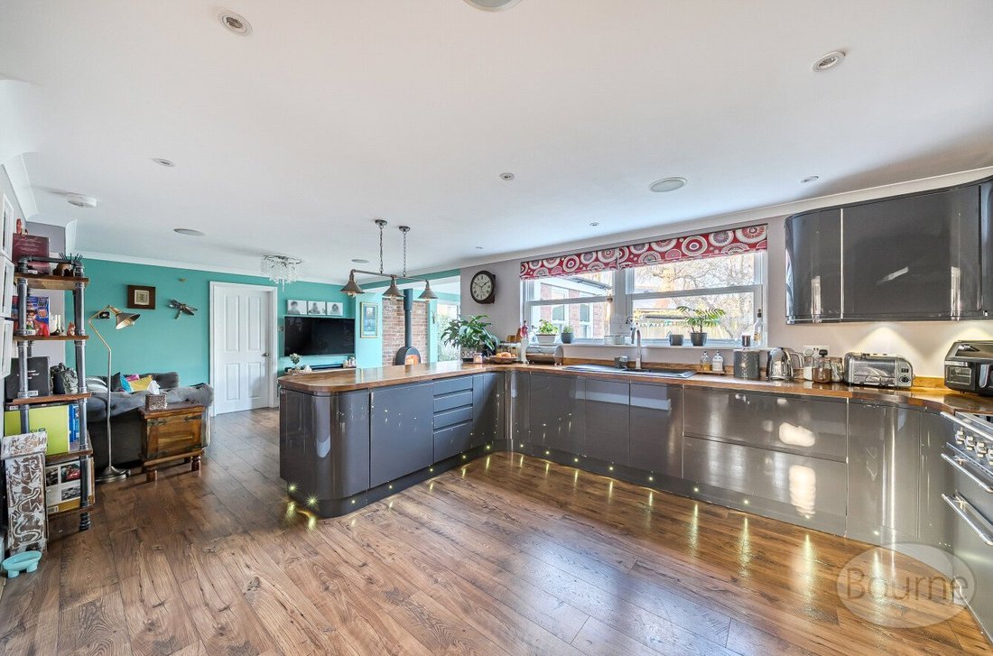 House in Woking, England 2 - 17484636