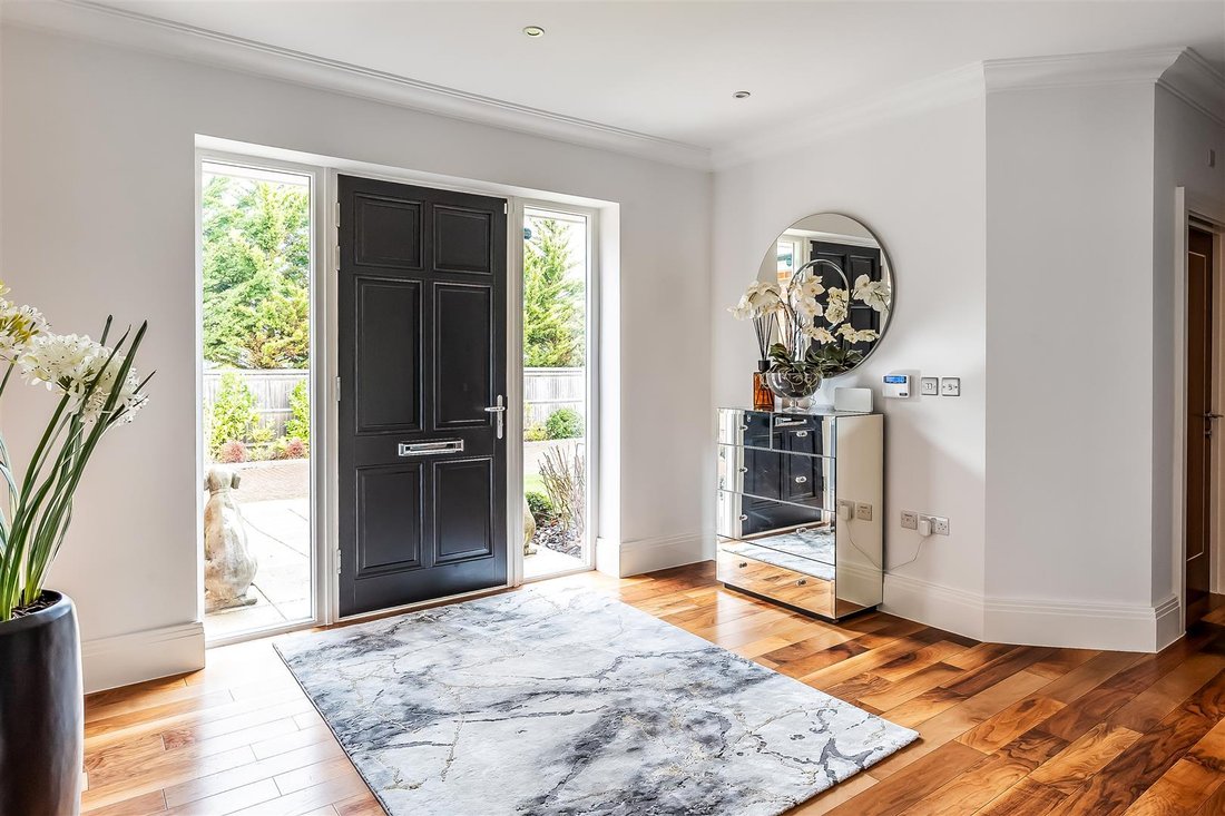 Bungalow in Hawks Hill, Fetcham, England 4 - 17484532