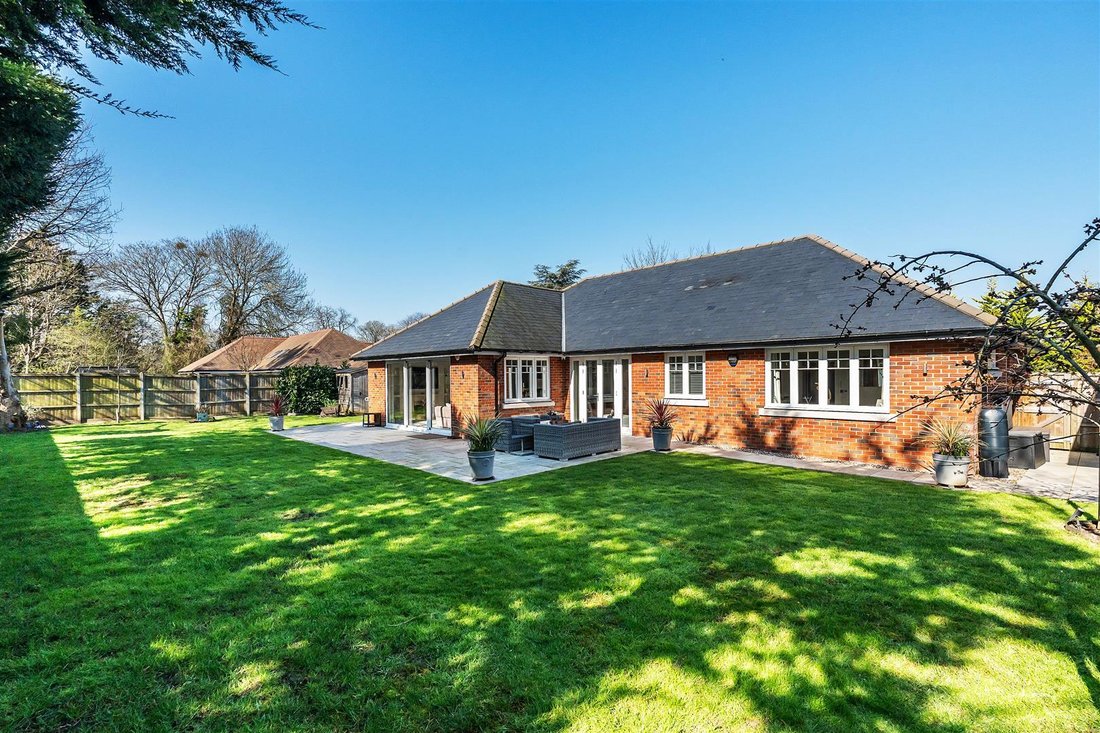Bungalow in Hawks Hill, Fetcham, England 2 - 17484532