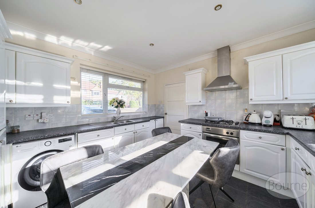 Bungalow in Hook Heath, Woking, England 2 - 17484507