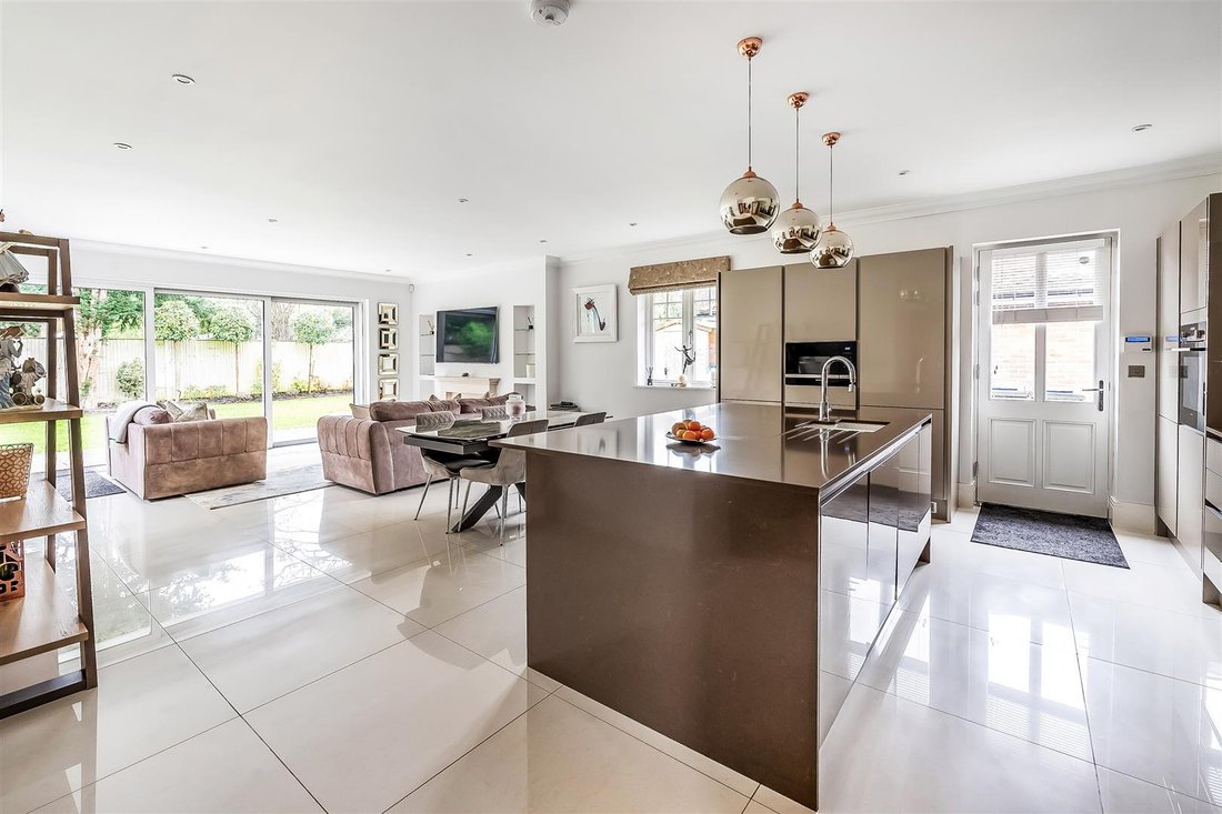 Bungalow in Hawks Hill, Fetcham, England 3 - 17484532
