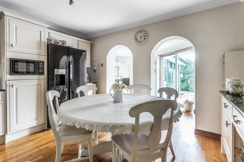 Bungalow in Great Bookham, England 5 - 17484367