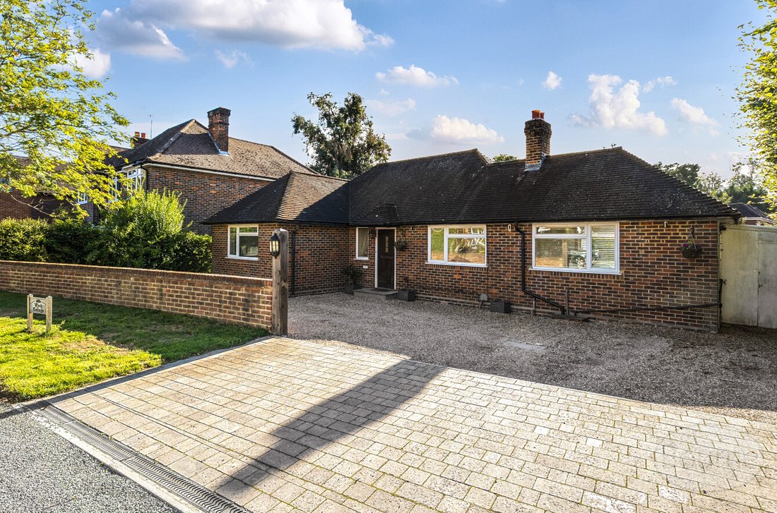 Bungalow in Hook Heath, Woking, England 1 - 17484507