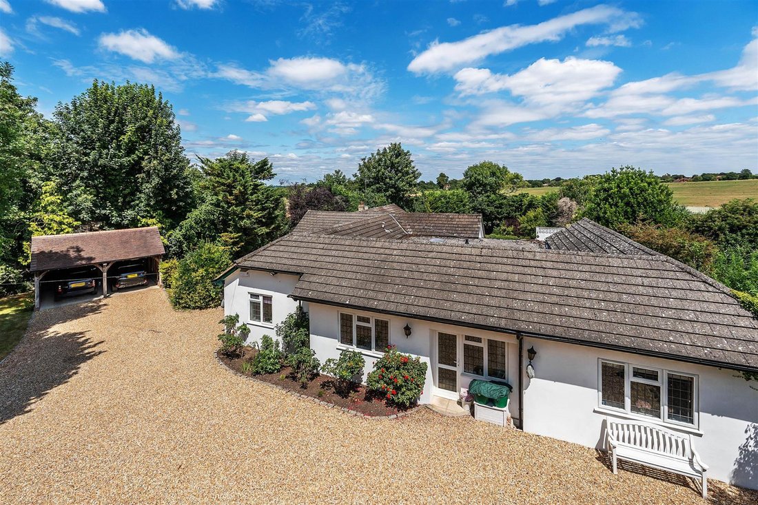 Bungalow in Great Bookham, England 1 - 17484367