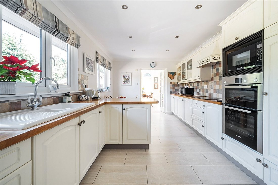 Bungalow in Liss, England 3 - 17484396