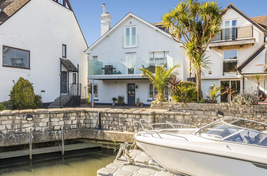 House in Christchurch, England 1 - 17488131