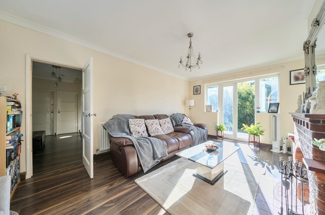 Bungalow in Hook Heath, Woking, England 4 - 17484507