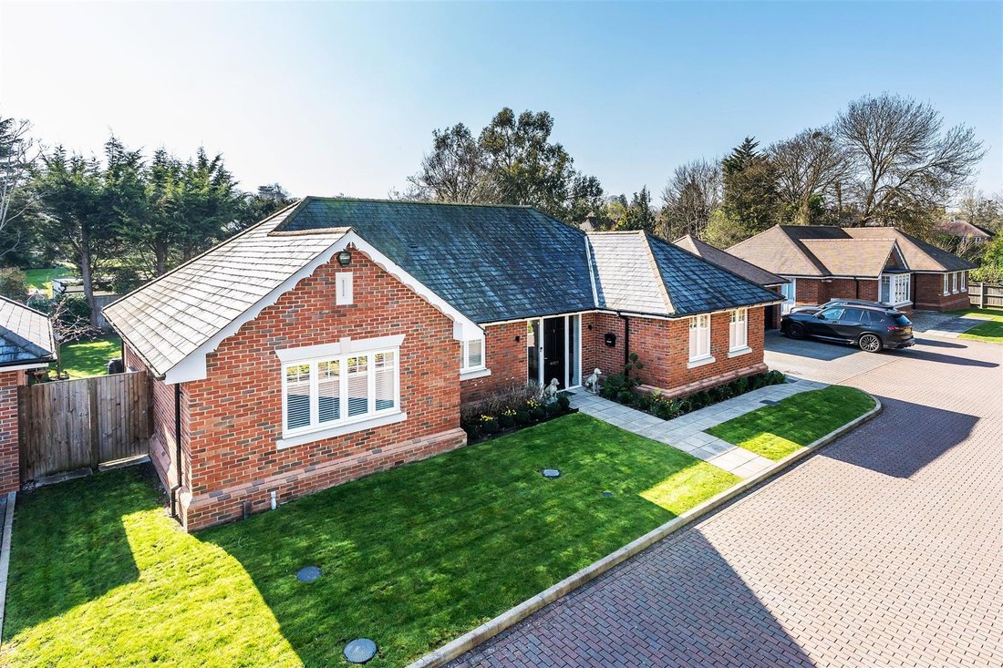 Bungalow in Hawks Hill, Fetcham, England 1 - 17484532