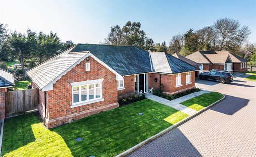 Bungalow in Hawks Hill, Fetcham, England 1