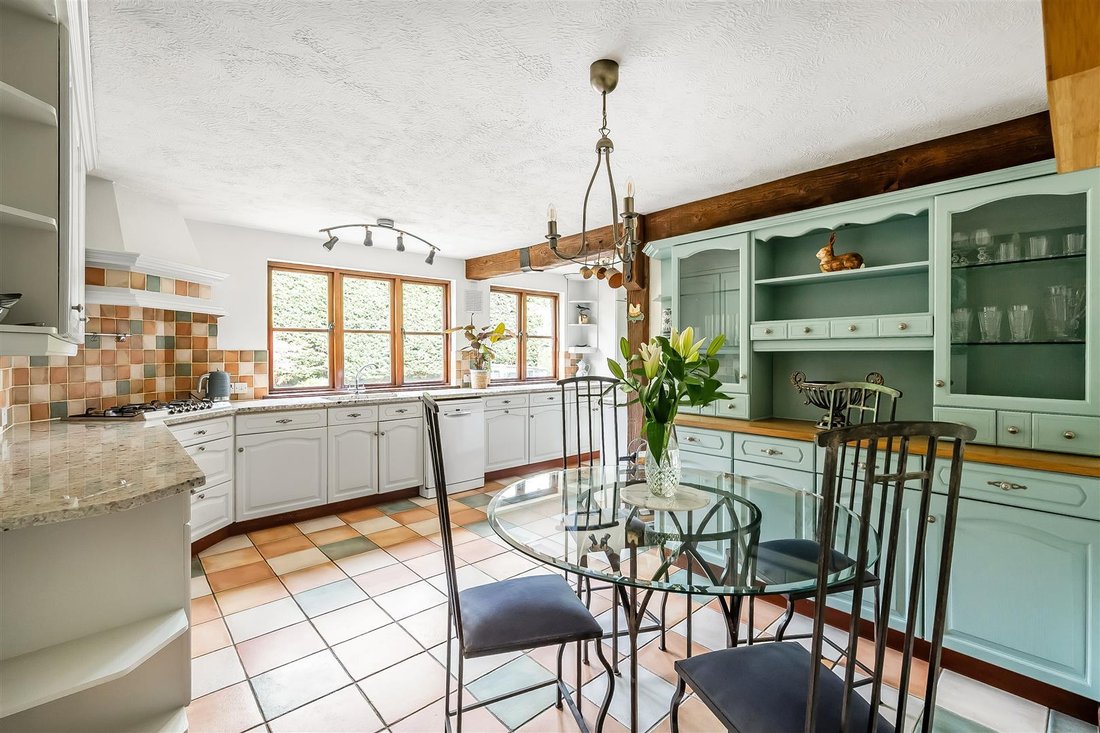 House in Hawks Hill, Fetcham, England 4 - 17486296