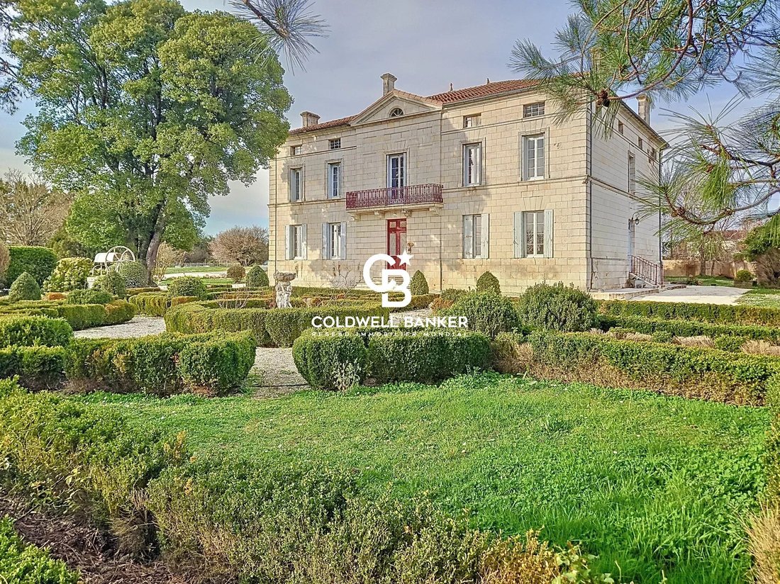 Domaine à Mortagne-sur-Gironde, Nouvelle-Aquitaine, France 1 - 17479964