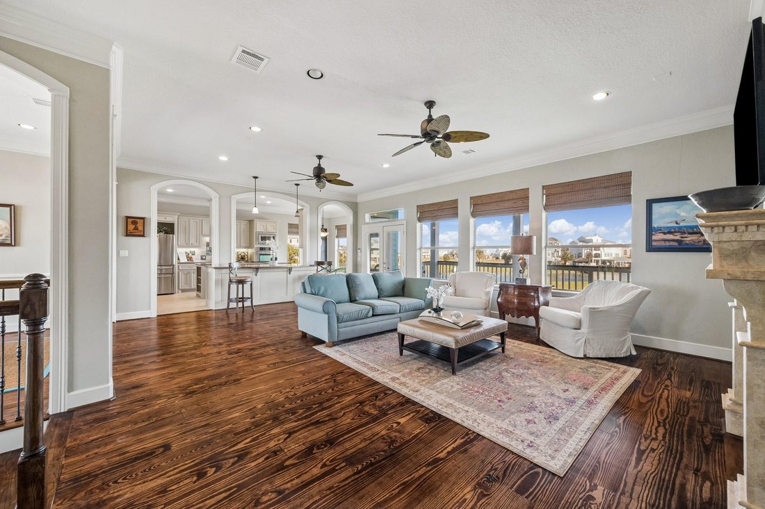 House in Hitchcock, Texas, United States 2 - 17480315
