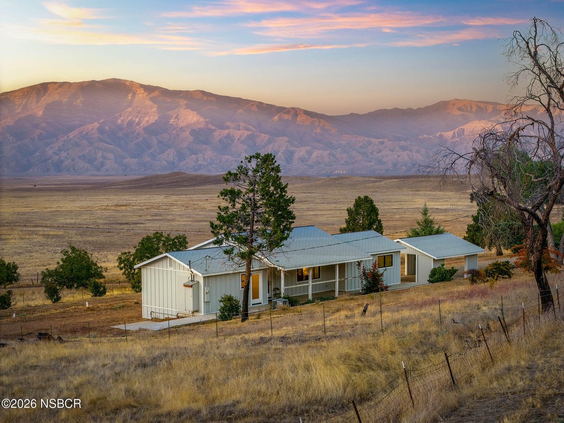 New Cuyama, California, United States 2 - 17480268