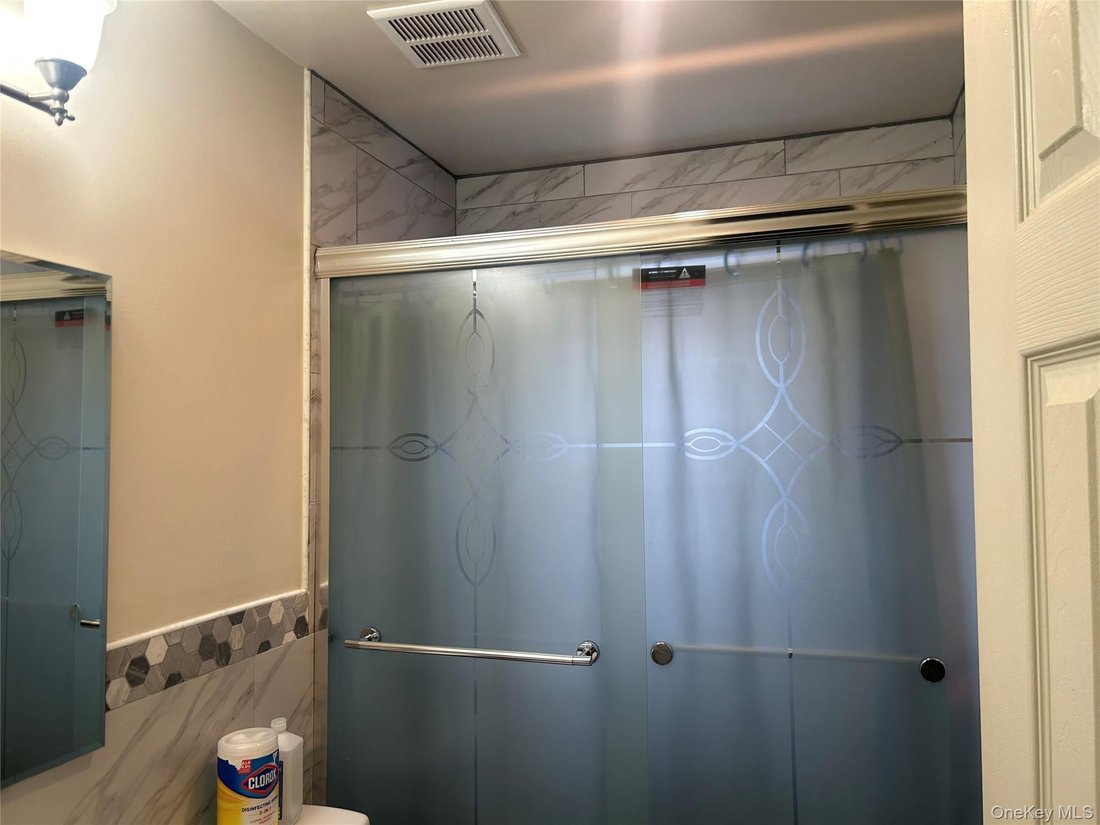 Apartment in Spring Valley, New York, United States 4 - 17479198