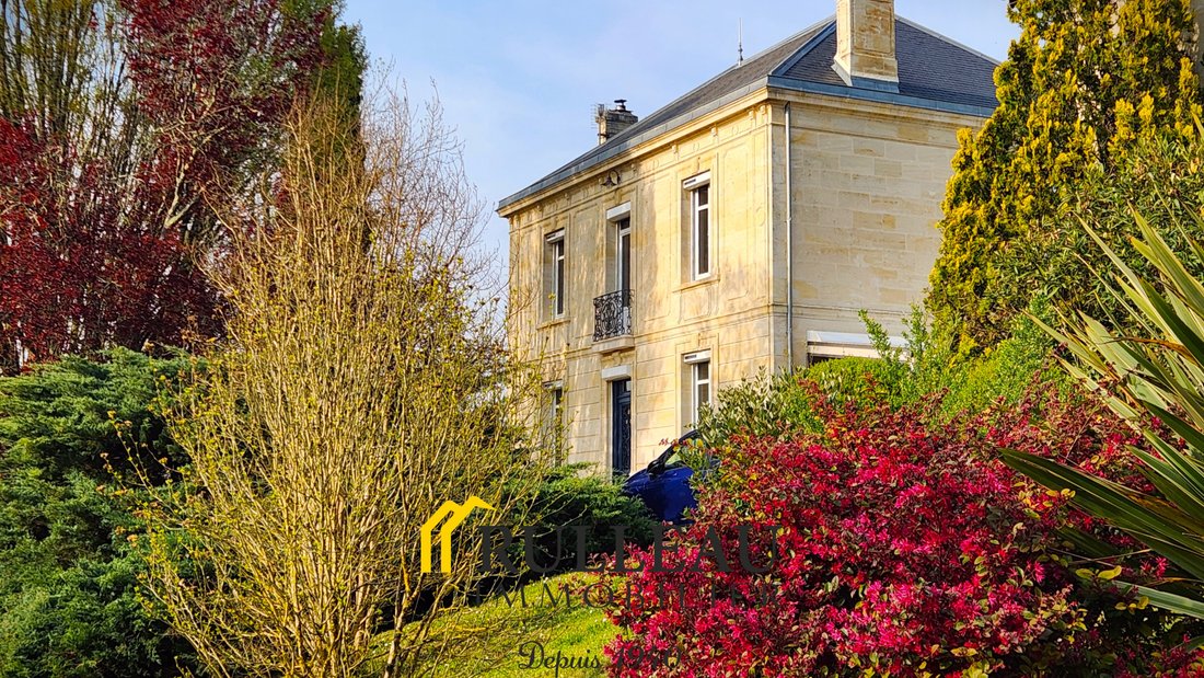 Estate in Saint-Laurent-d'Arce, Nouvelle-Aquitaine, France 1 - 17480498