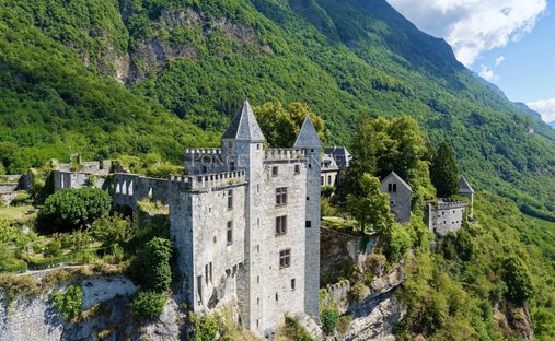 Castle in Saint-Pierre-d'Albigny, Auvergne-Rhône-Alpes, France 1