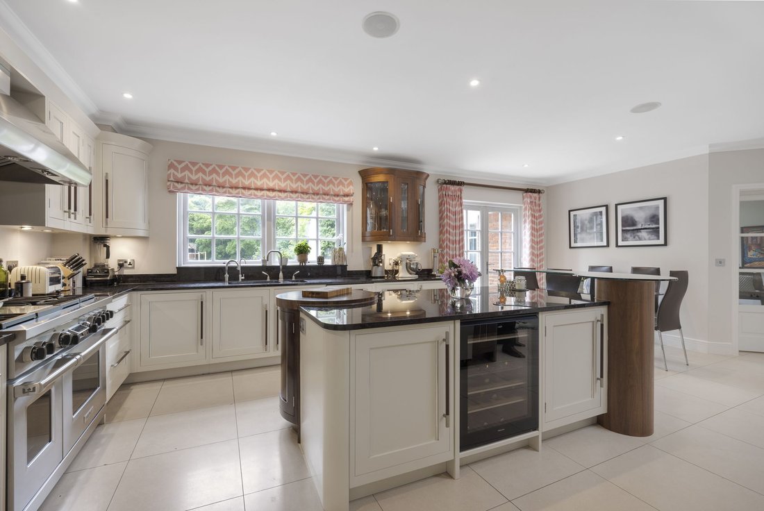 House in Virginia Water, England 4 - 17484452