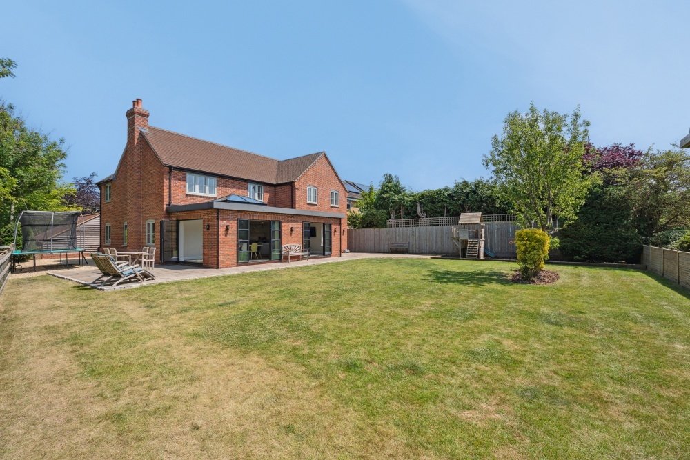 House in Aylesbury, England 3 - 17487173