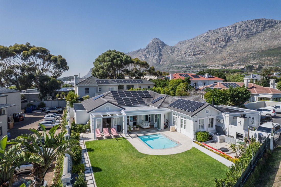Estate in Cape Town, Western Cape, South Africa 1 - 17484911