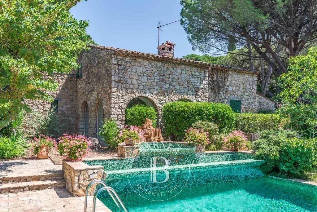 Country House in Bagnols-en-Forêt, Provence-Alpes-Côte d'Azur, France 1 - 17482946