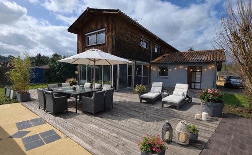 House in Saint-Medard-d'Eyrans, Nouvelle-Aquitaine, France 1