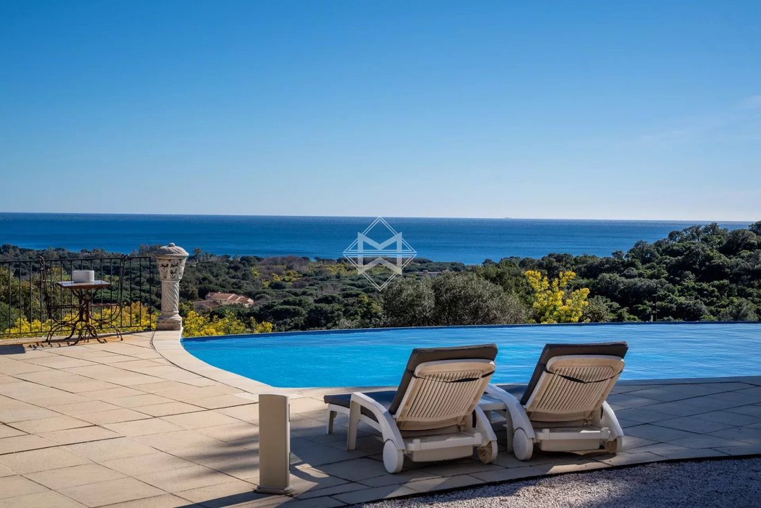 Villa in Nord, Cavalaire-sur-Mer, France 1 - 17488426
