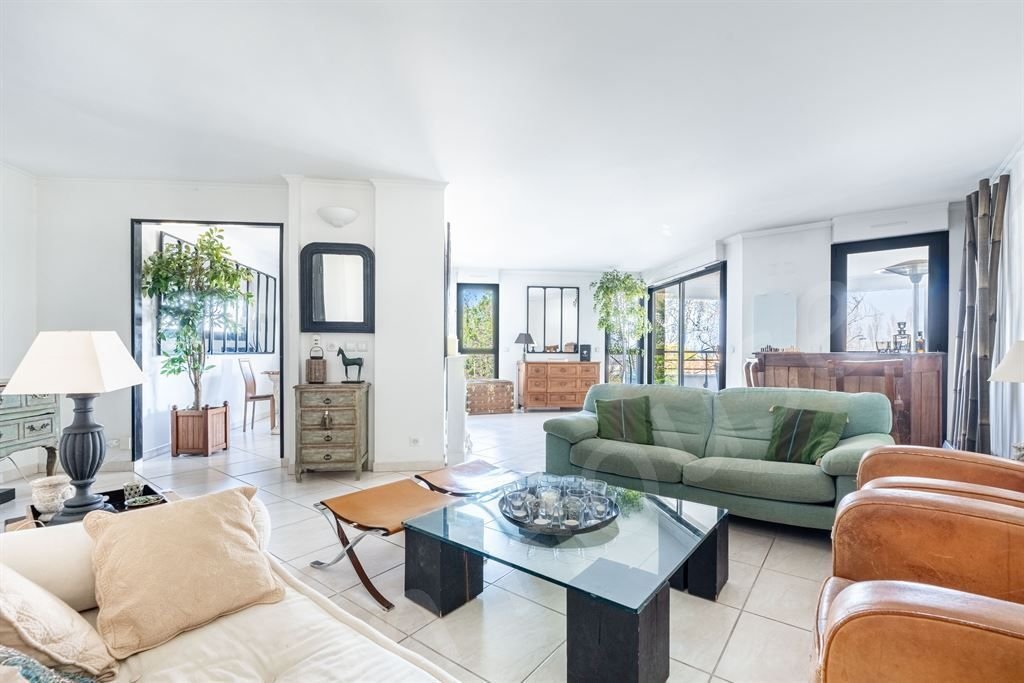 Apartment in Côte Saint Louis, Garches, France 1 - 17490833