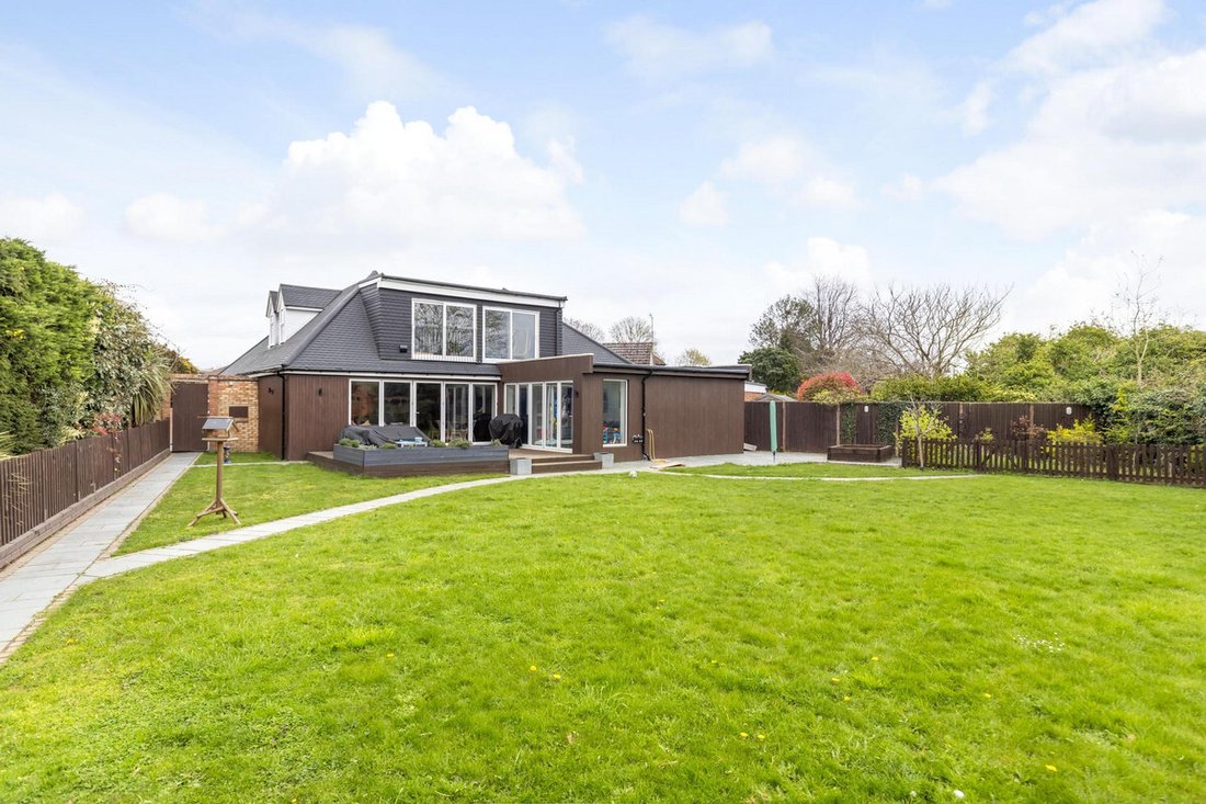 House in Sunbury, England 1 - 17490585